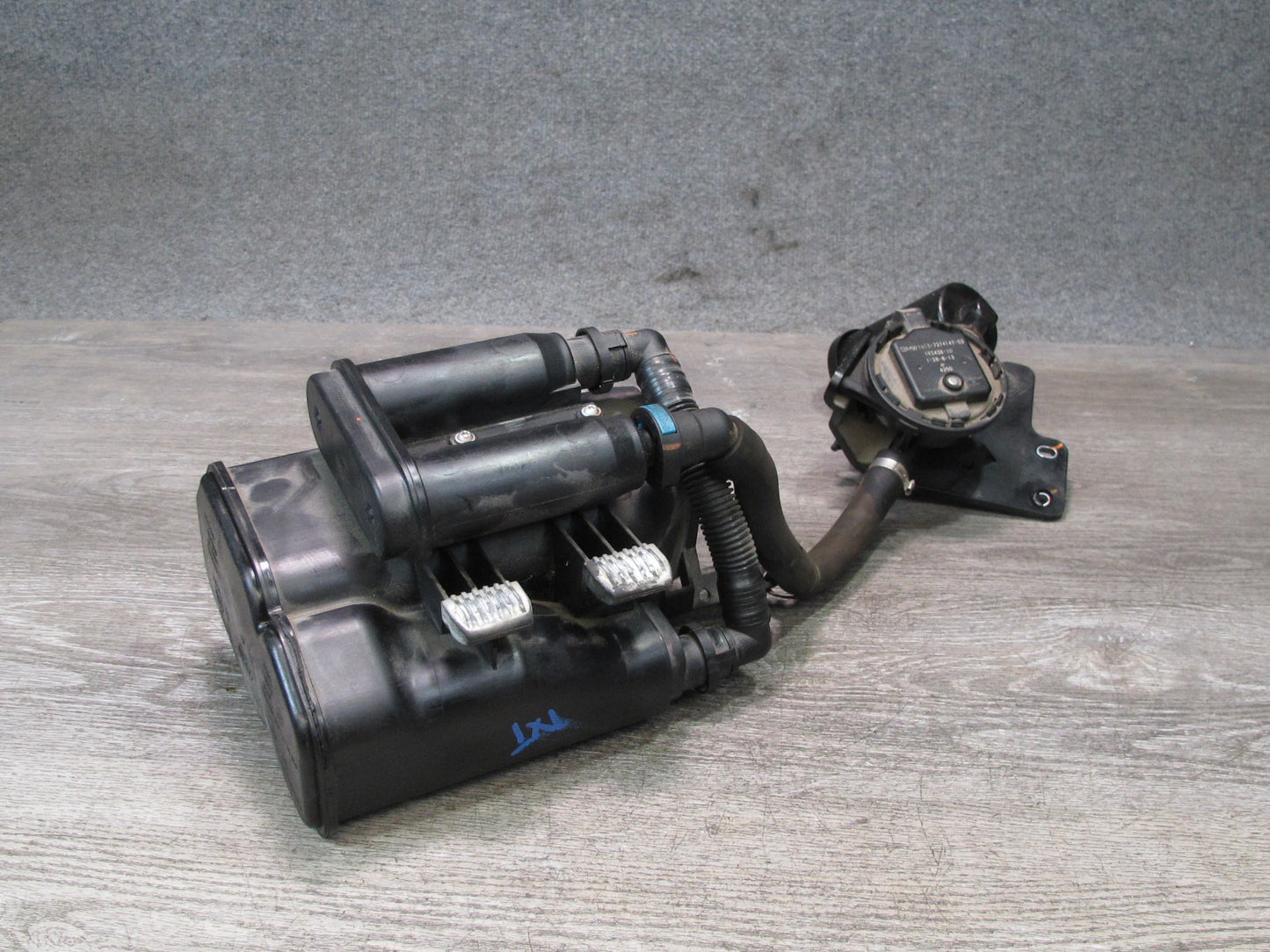 13-17 BMW F25 X3 2.0L N20 Fuel Evap Vapor Charcoal Canister w Filter 7293757 OEM