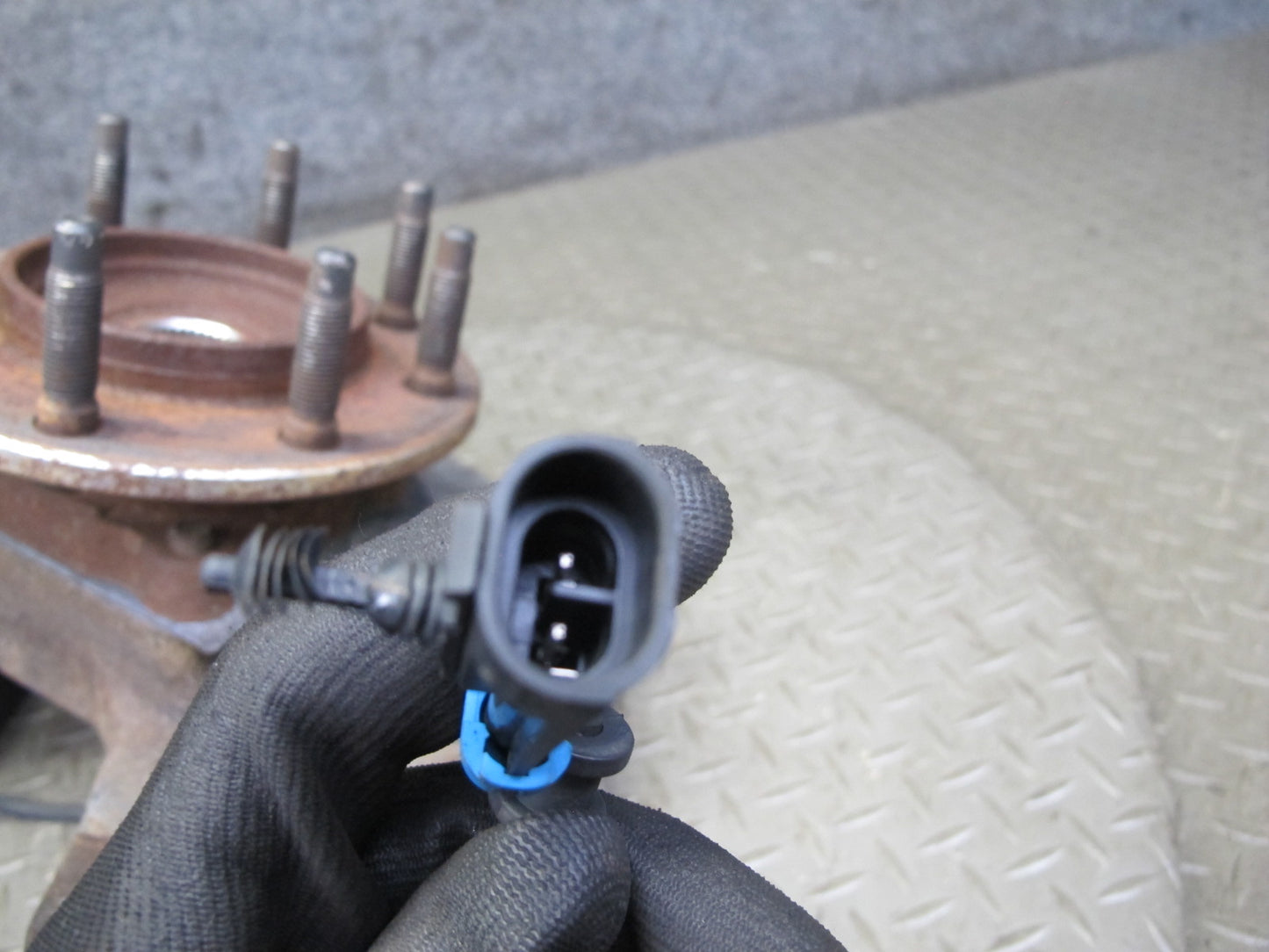 2003-2007 Hummer H2 Front Right Passenger Side Spindle Knuckle Wheel Hub