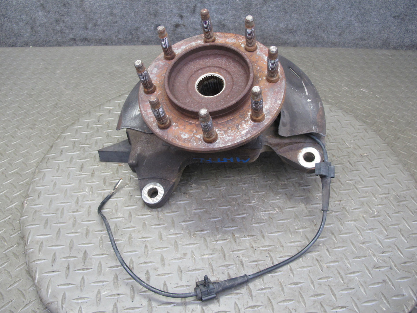 2003-2007 Hummer H2 Front Left Driver Side Spindle Knuckle Wheel Hub