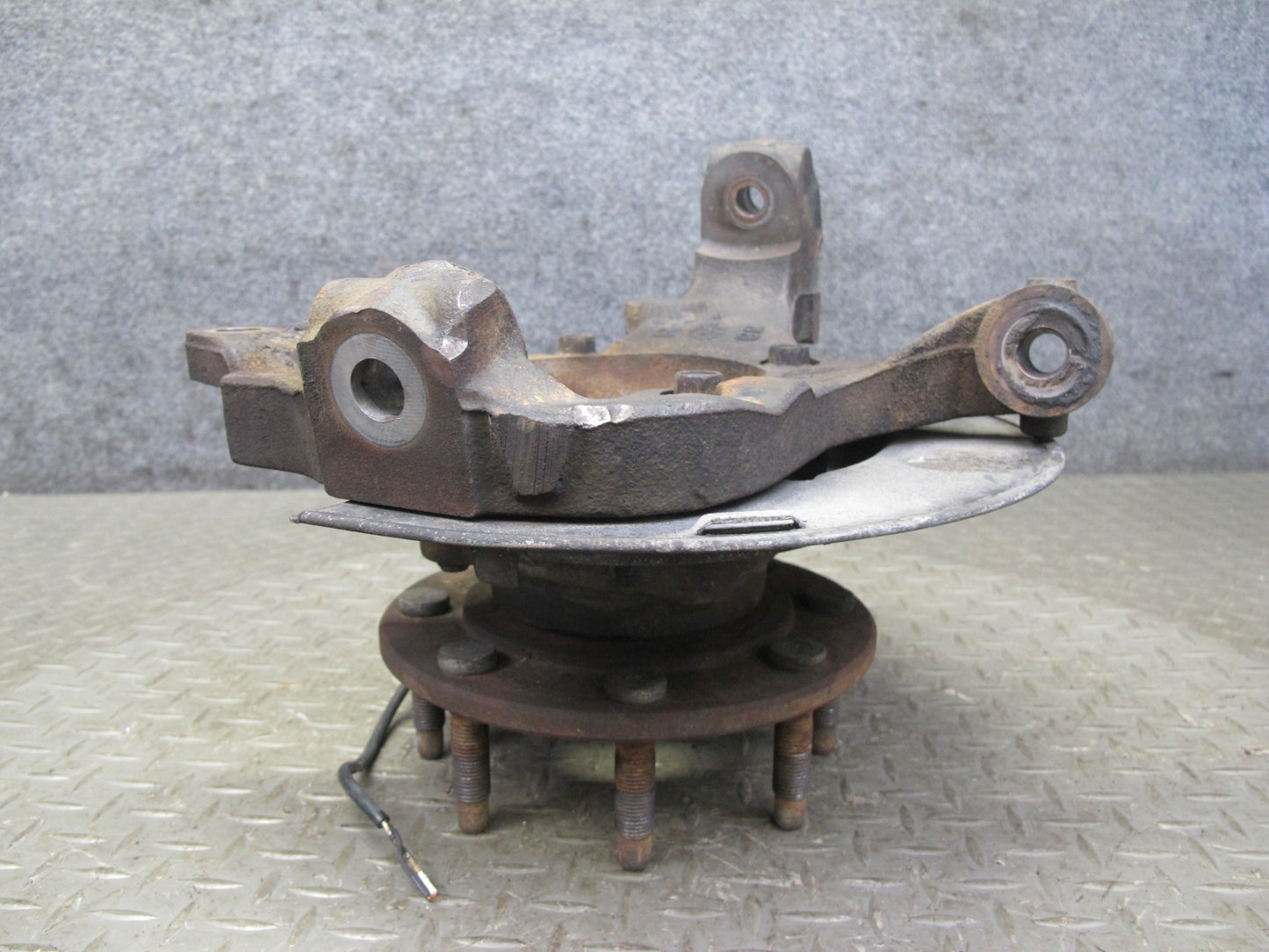 2003-2007 Hummer H2 Front Left Driver Side Spindle Knuckle Wheel Hub