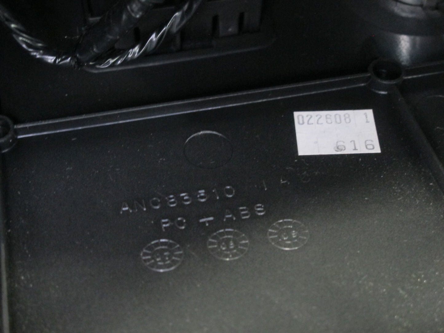 2008-2009 Hummer H2 Center Console Trim Cover Panel w Armrest & Rear Climate