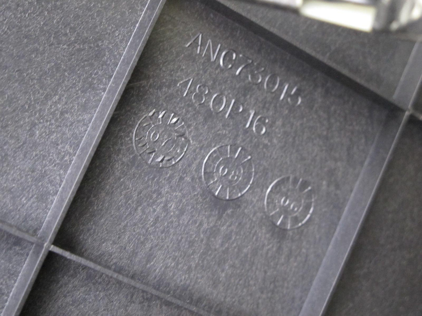 2008-2009 Hummer H2 Center Console Trim Cover Panel w Armrest & Rear Climate