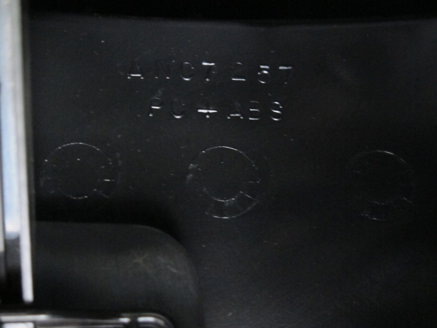 2008-2009 Hummer H2 Center Console Trim Cover Panel w Armrest & Rear Climate