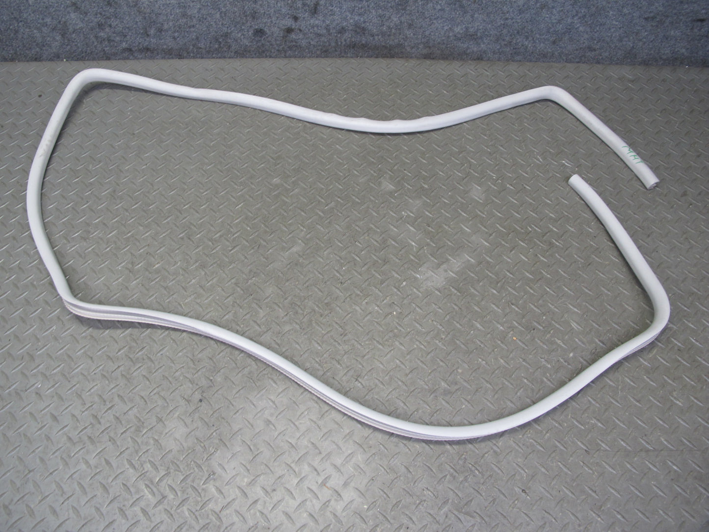 2003-2009 Hummer H2 Front Upper Roof Weatherstrip Rubber Seal