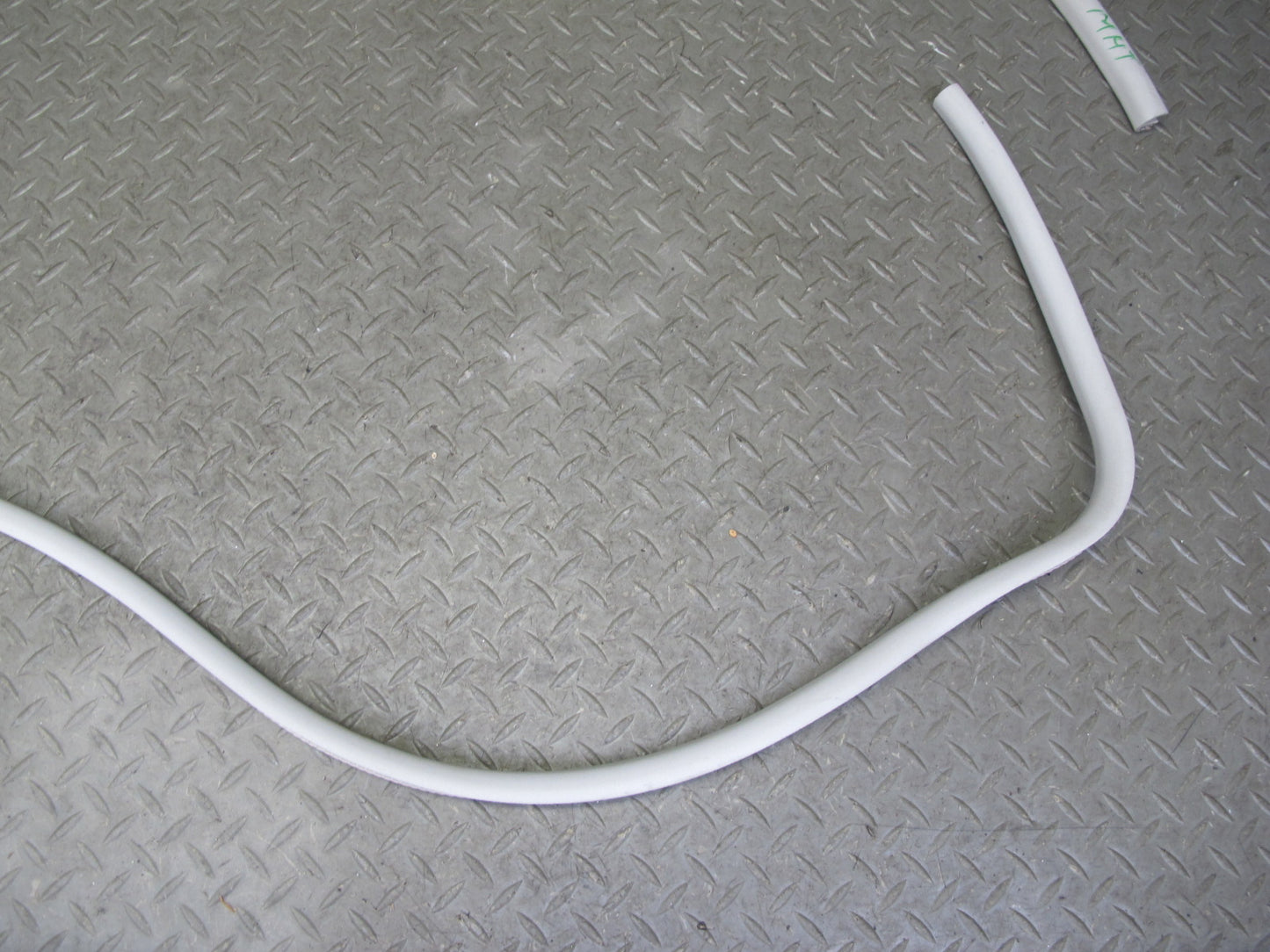 2003-2009 Hummer H2 Front Upper Roof Weatherstrip Rubber Seal