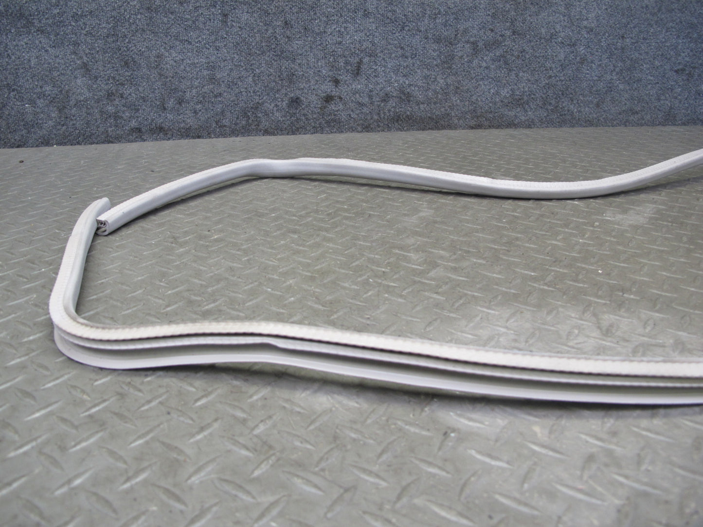 2003-2009 Hummer H2 Front Upper Roof Weatherstrip Rubber Seal