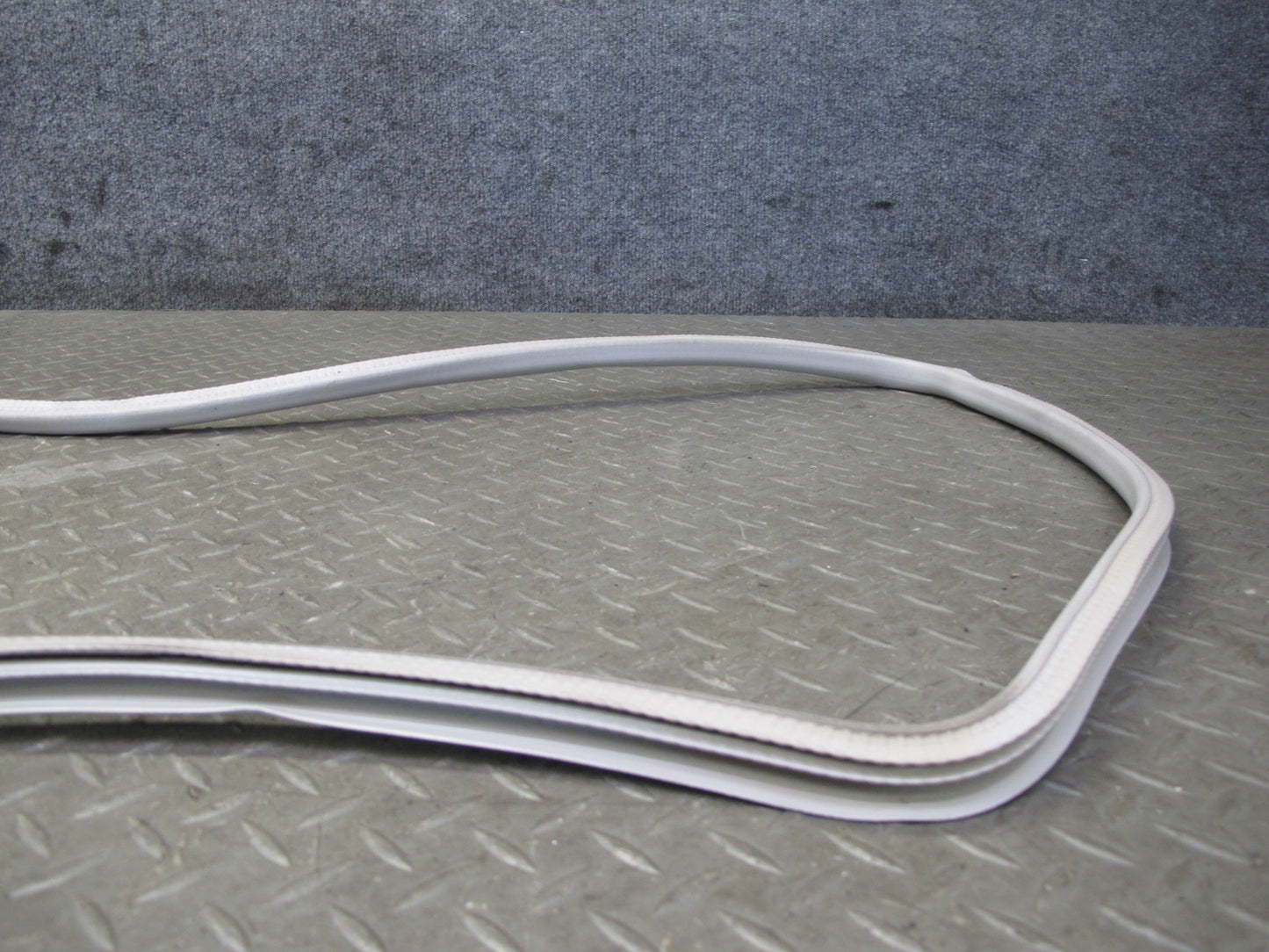 2003-2009 Hummer H2 Front Upper Roof Weatherstrip Rubber Seal