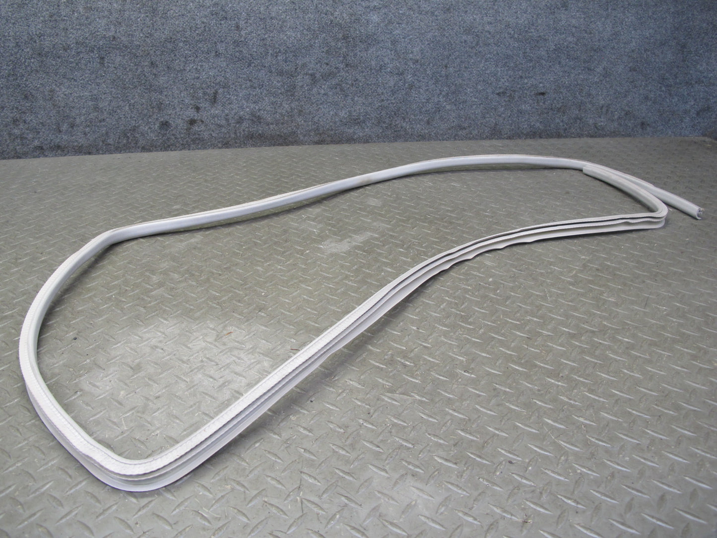 2003-2009 Hummer H2 Front Upper Roof Weatherstrip Rubber Seal