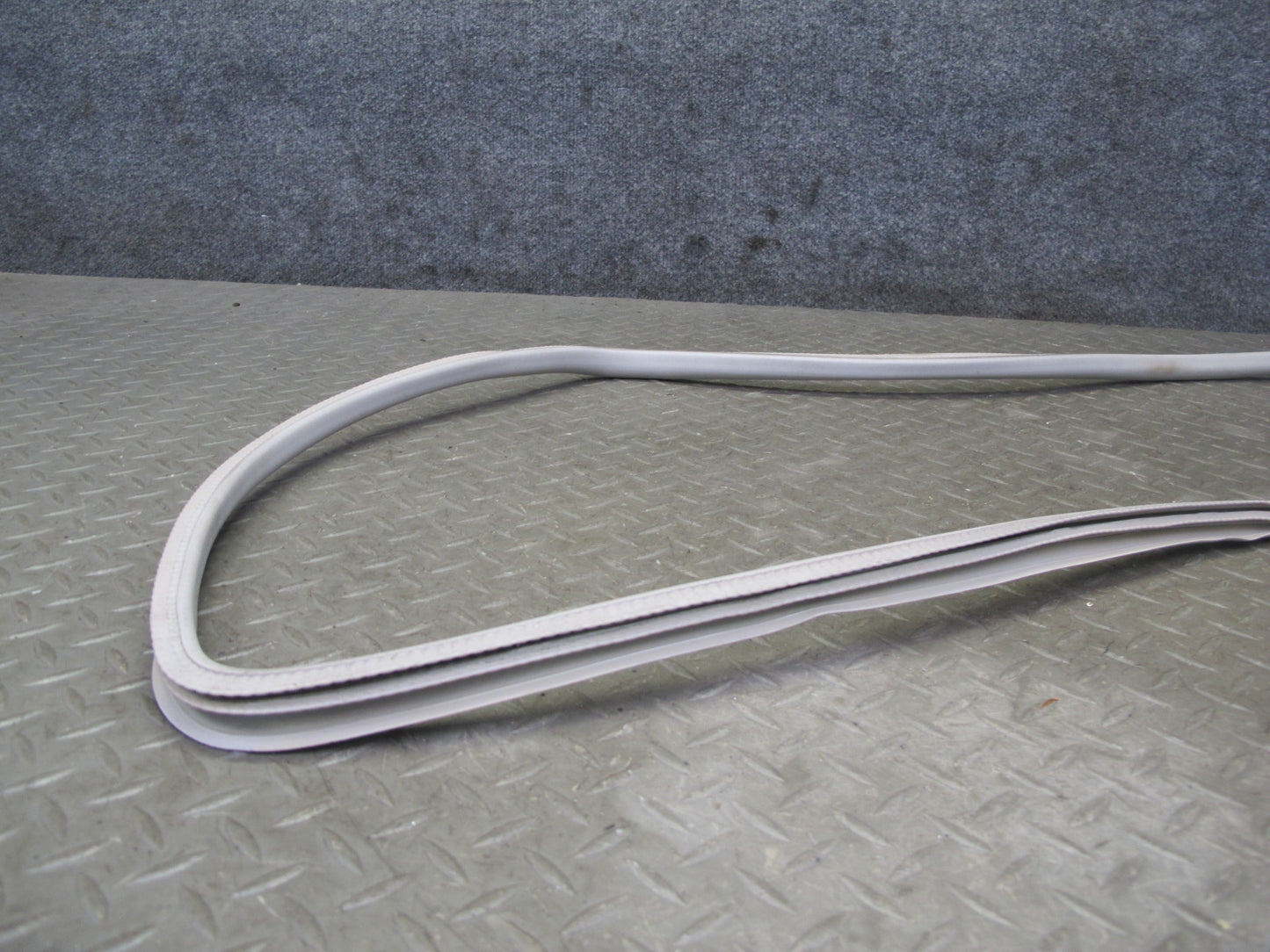 2003-2009 Hummer H2 Front Upper Roof Weatherstrip Rubber Seal