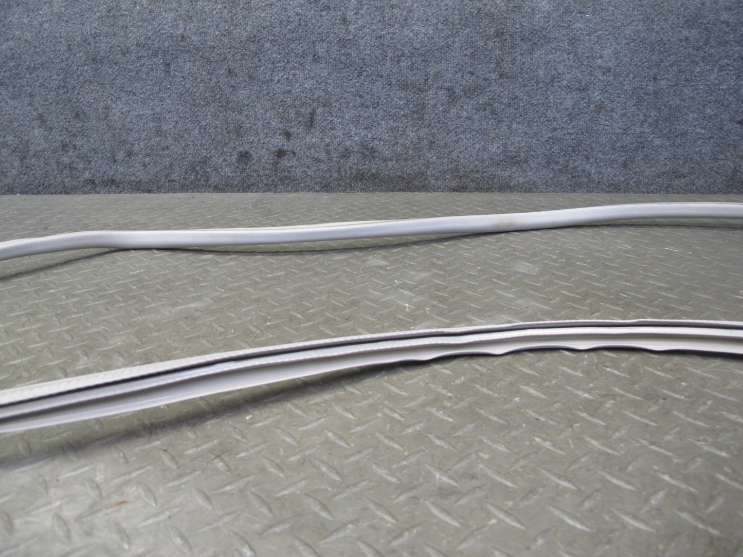 2003-2009 Hummer H2 Front Upper Roof Weatherstrip Rubber Seal