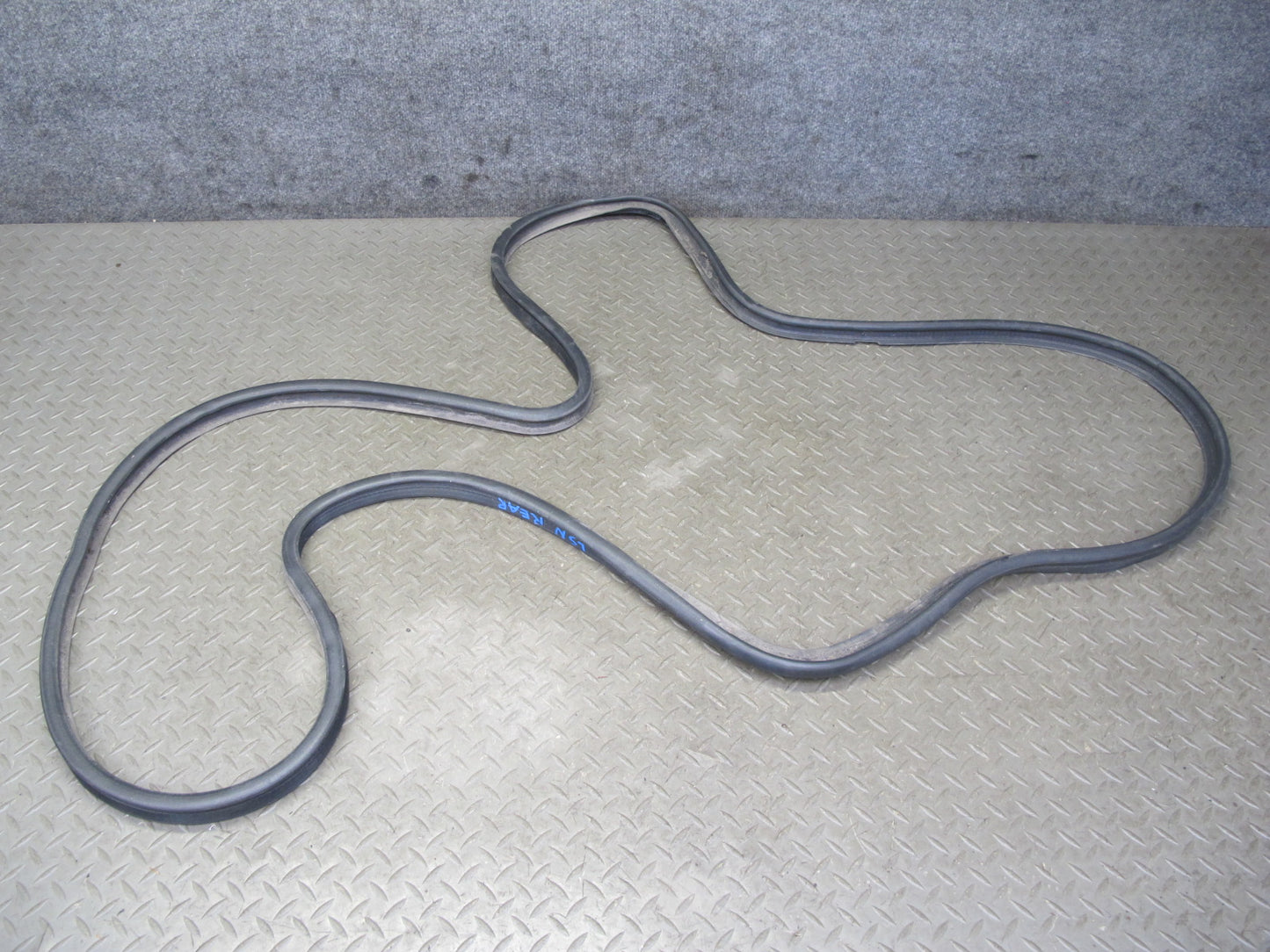 95-00 Lexus UCF20L LS400 Rear Trunk Lid Weatherstrip Rubber Seal OEM