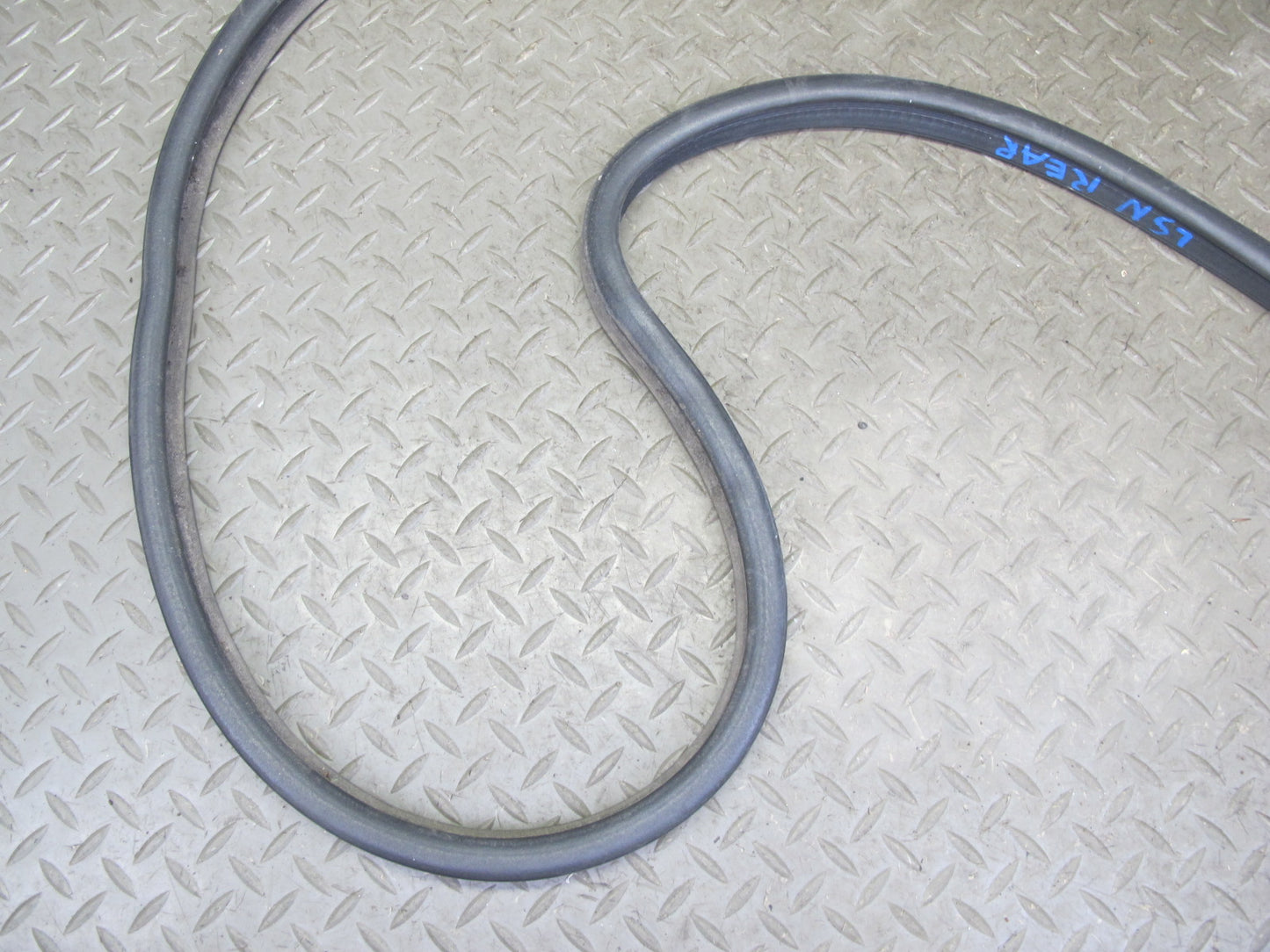 95-00 Lexus UCF20L LS400 Rear Trunk Lid Weatherstrip Rubber Seal OEM