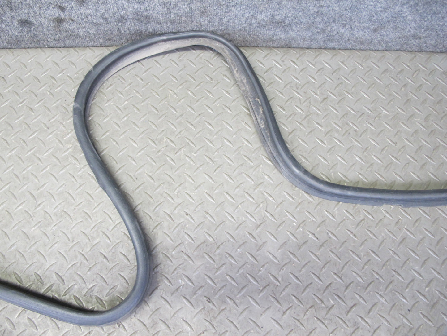 95-00 Lexus UCF20L LS400 Rear Trunk Lid Weatherstrip Rubber Seal OEM