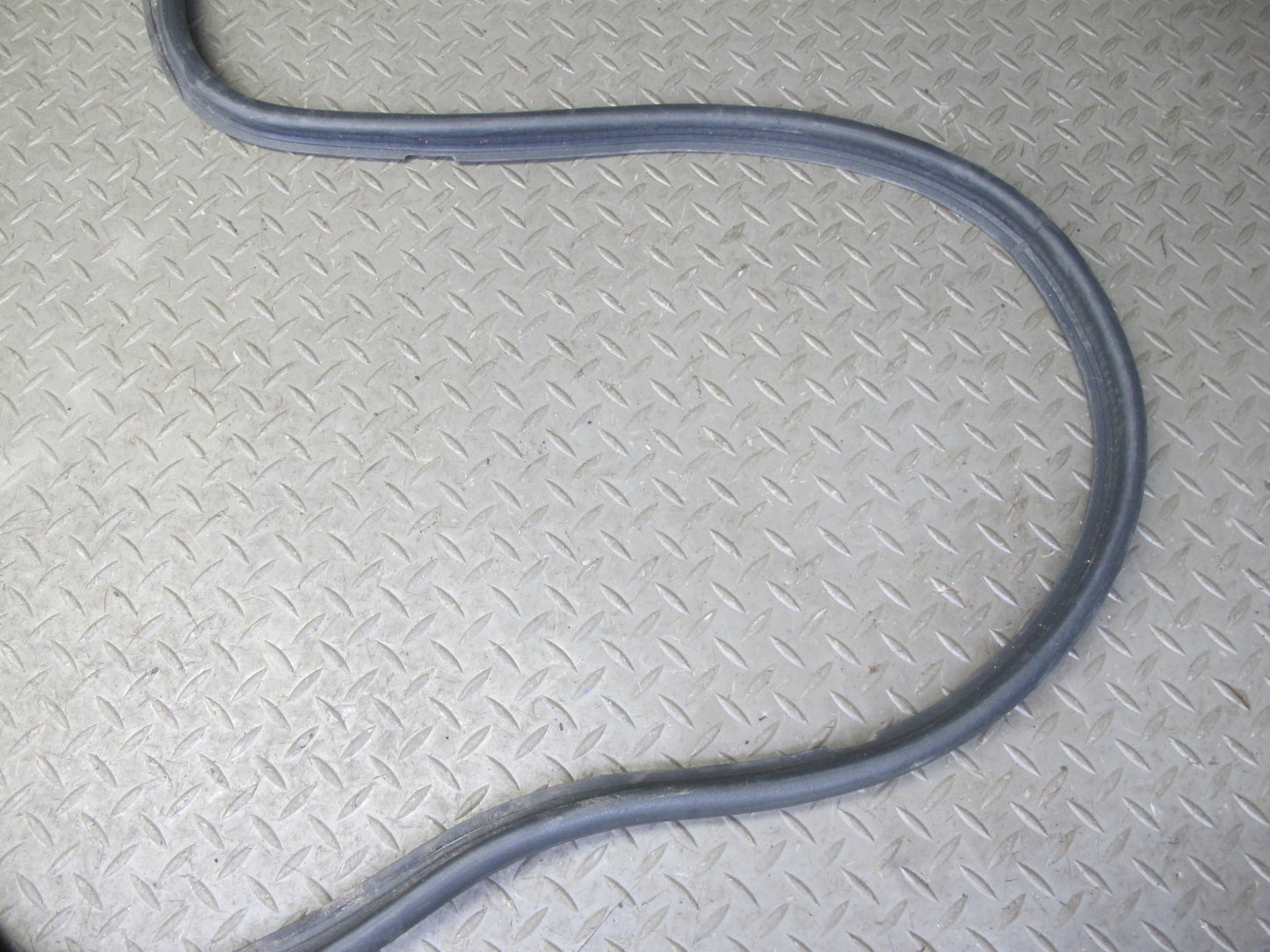 95-00 Lexus UCF20L LS400 Rear Trunk Lid Weatherstrip Rubber Seal OEM