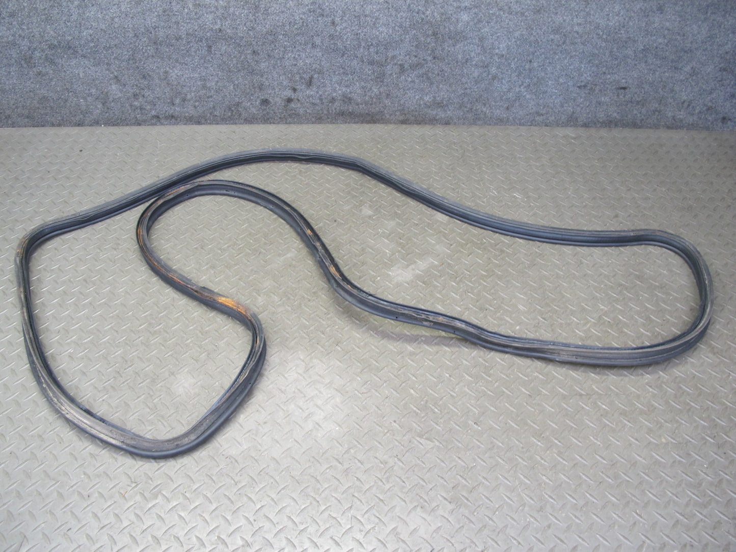 95-00 Lexus UCF20L LS400 Rear Trunk Lid Weatherstrip Rubber Seal OEM