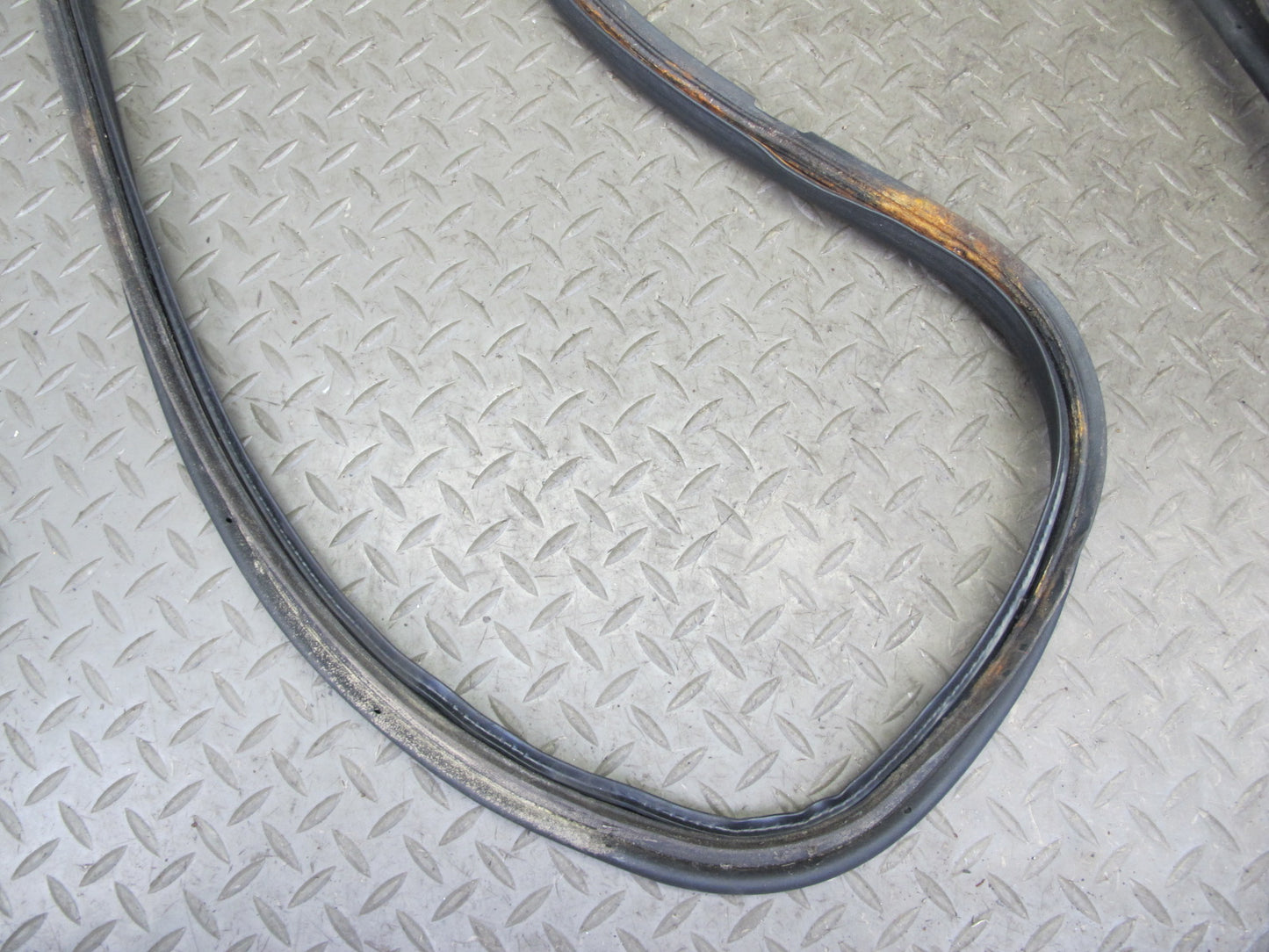 95-00 Lexus UCF20L LS400 Rear Trunk Lid Weatherstrip Rubber Seal OEM