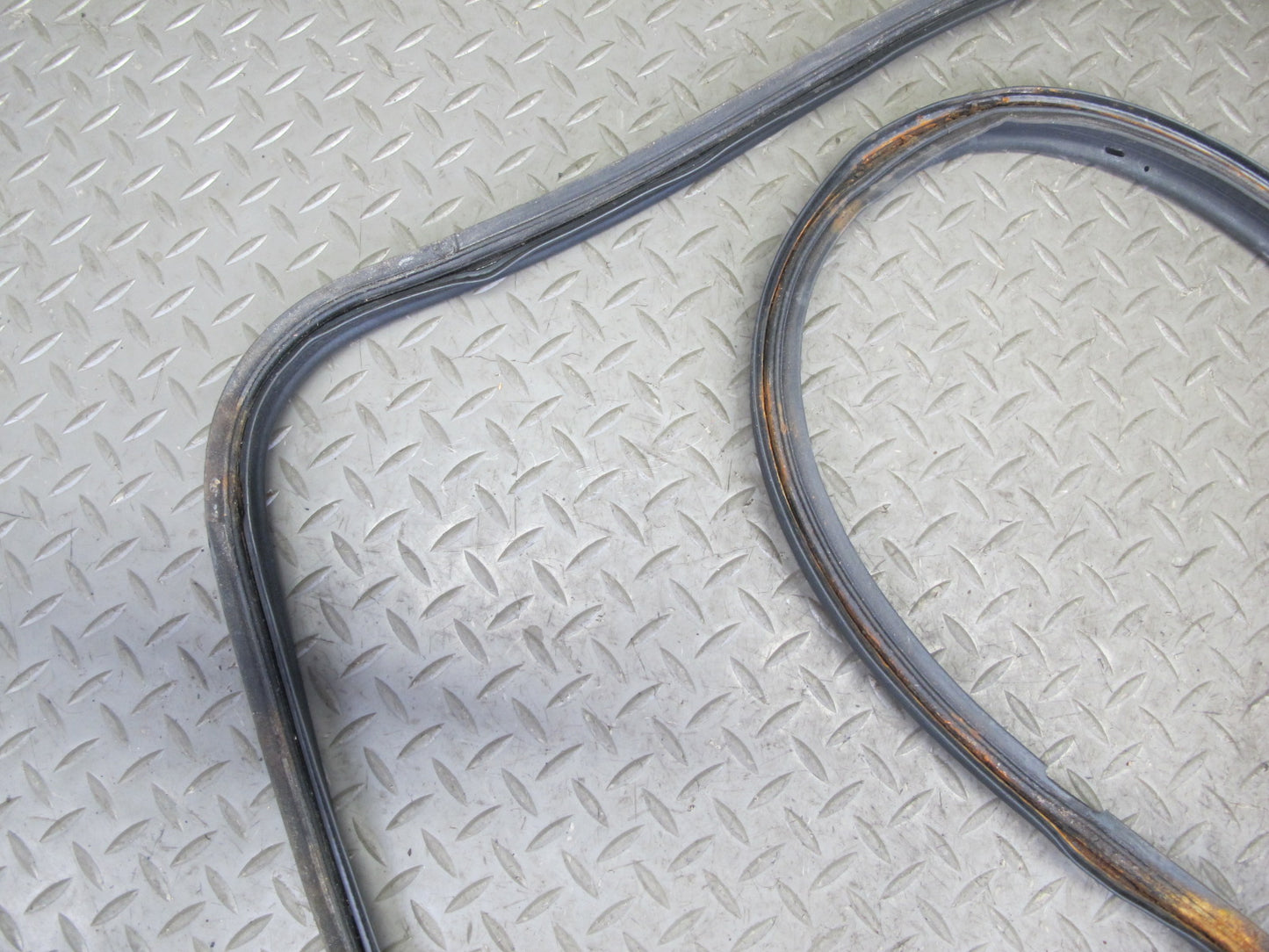 95-00 Lexus UCF20L LS400 Rear Trunk Lid Weatherstrip Rubber Seal OEM