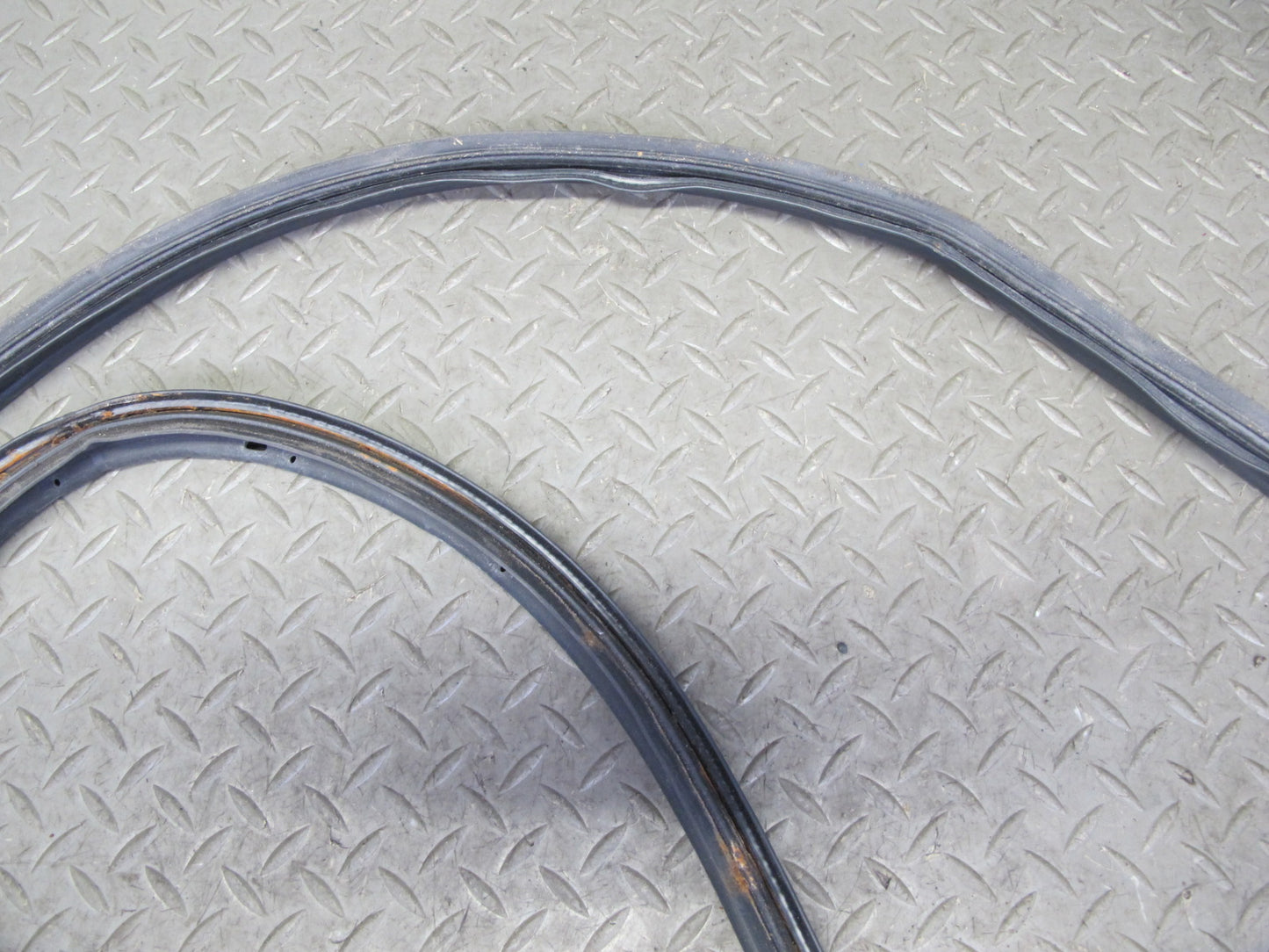 95-00 Lexus UCF20L LS400 Rear Trunk Lid Weatherstrip Rubber Seal OEM