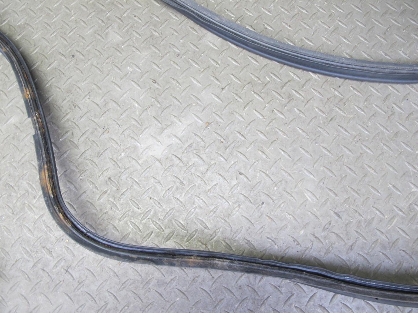 95-00 Lexus UCF20L LS400 Rear Trunk Lid Weatherstrip Rubber Seal OEM