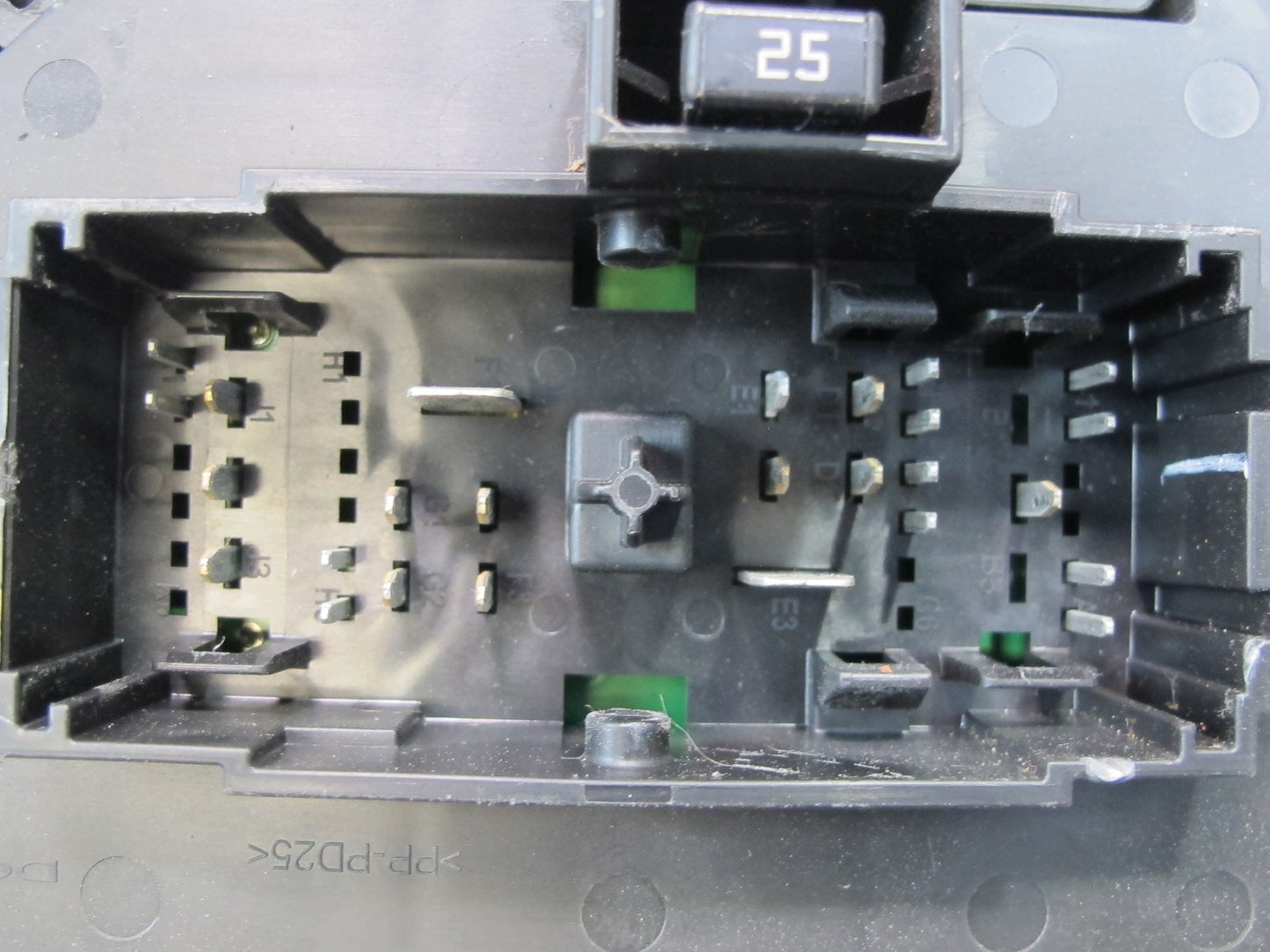 2008-2009 Hummer H2 Under Dash Cabin Junction Fuse Relay Box 25815391