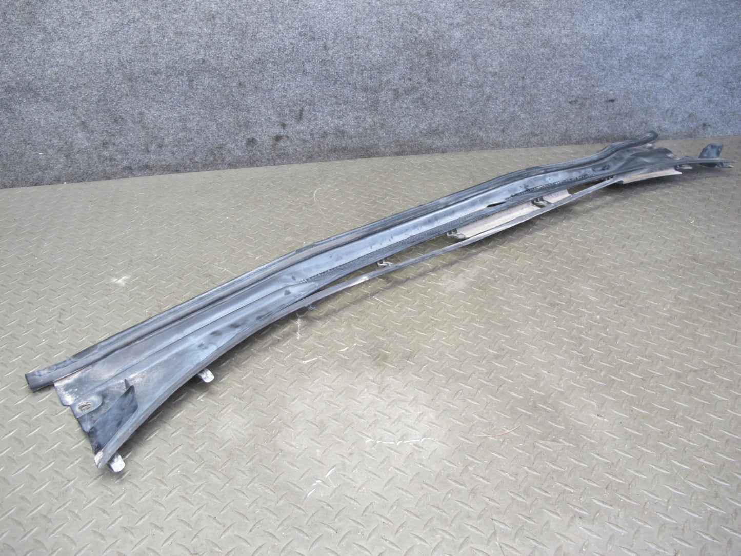 96-00 Toyota Cresta MARK2 JZX100 Front Windshield Wiper Vent Cowl Trim Panel OEM