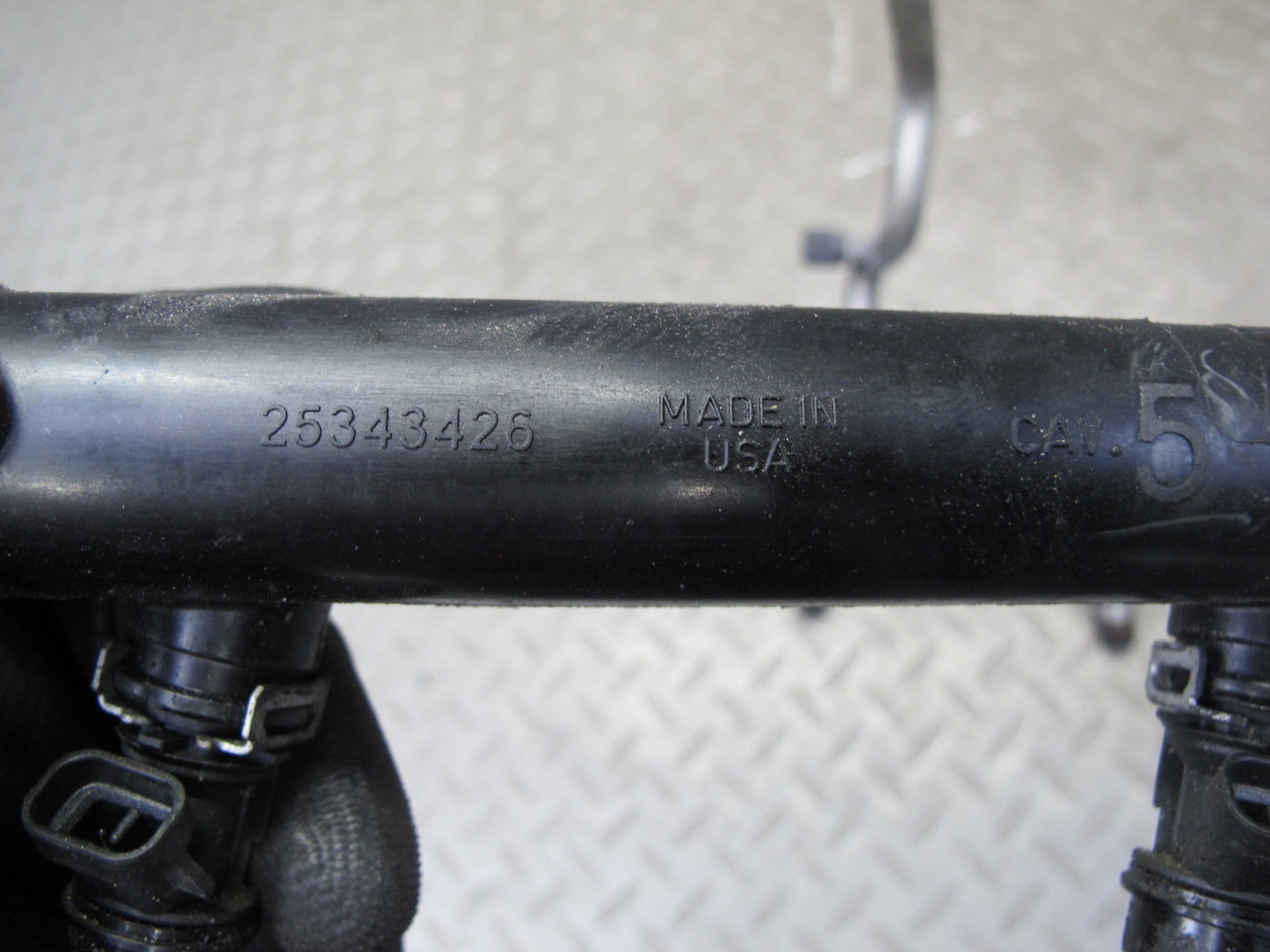 2003-2007 Hummer H2 6.0L Engine High Pressure Fuel Rail W/ Injector Set