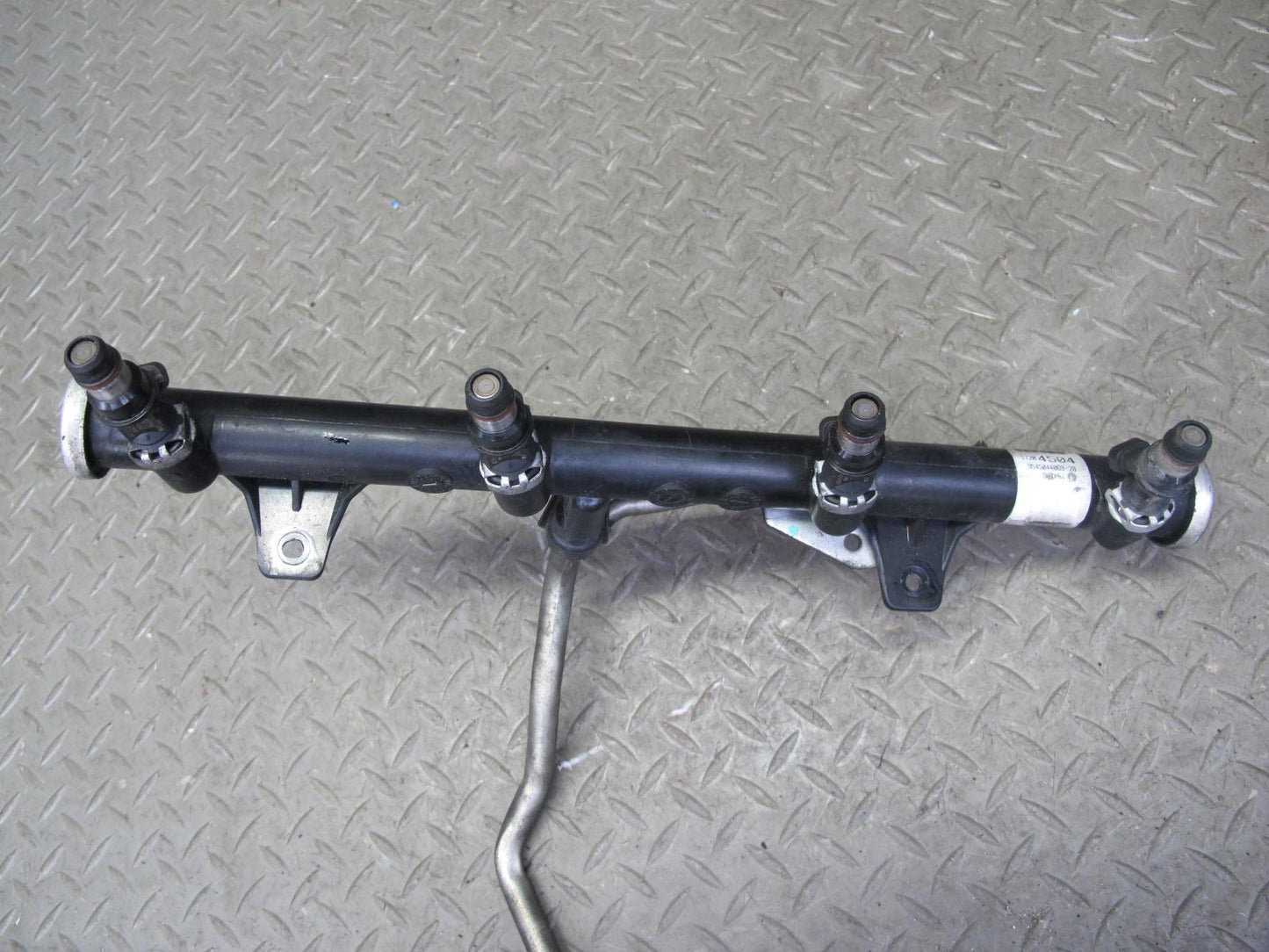 2003-2007 Hummer H2 6.0L Engine High Pressure Fuel Rail W/ Injector Set