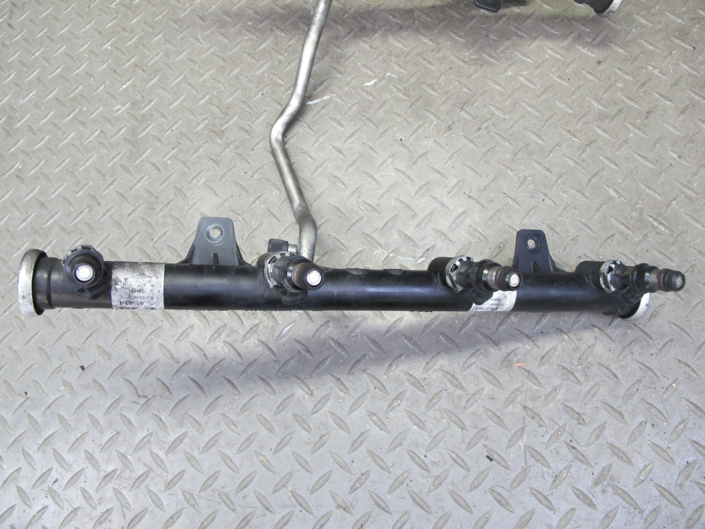 2003-2007 Hummer H2 6.0L Engine High Pressure Fuel Rail W/ Injector Set