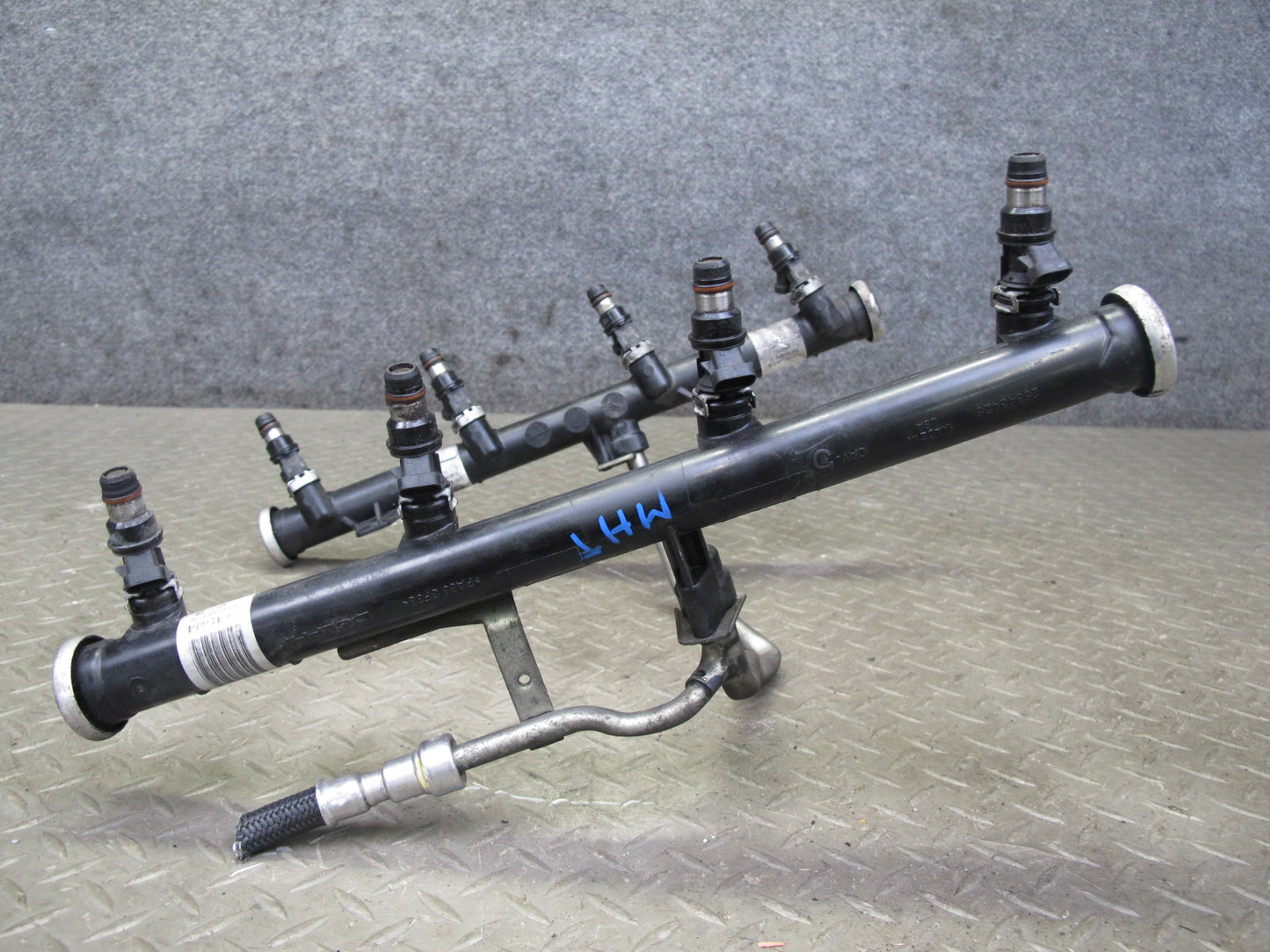 2003-2007 Hummer H2 6.0L Engine High Pressure Fuel Rail W/ Injector Set