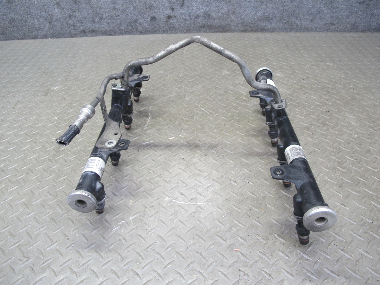 2003-2007 Hummer H2 6.0L Engine High Pressure Fuel Rail W/ Injector Set