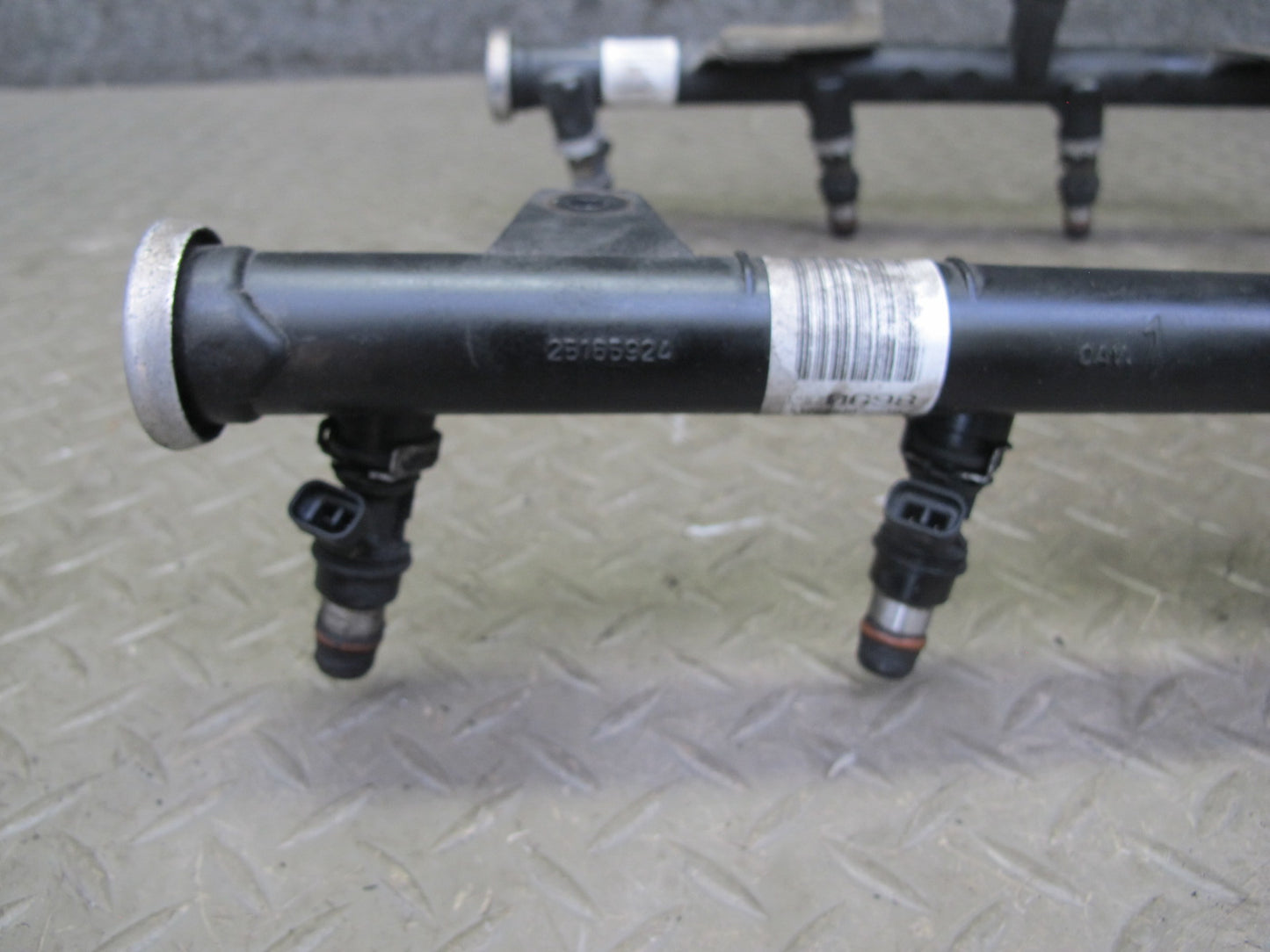 2003-2007 Hummer H2 6.0L Engine High Pressure Fuel Rail W/ Injector Set