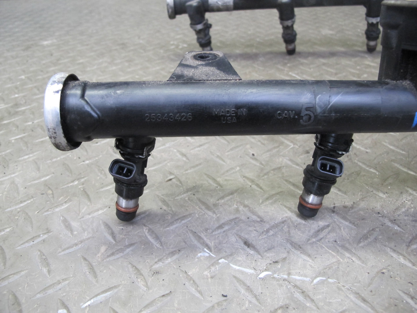 2003-2007 Hummer H2 6.0L Engine High Pressure Fuel Rail W/ Injector Set