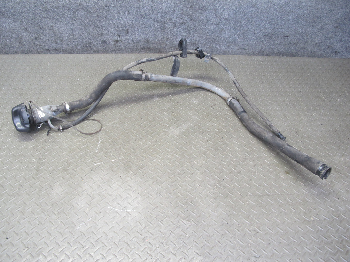 2004-2007 Hummer H2 Fuel Tank Filler Neck Pipe Line W/ Cap 15125310