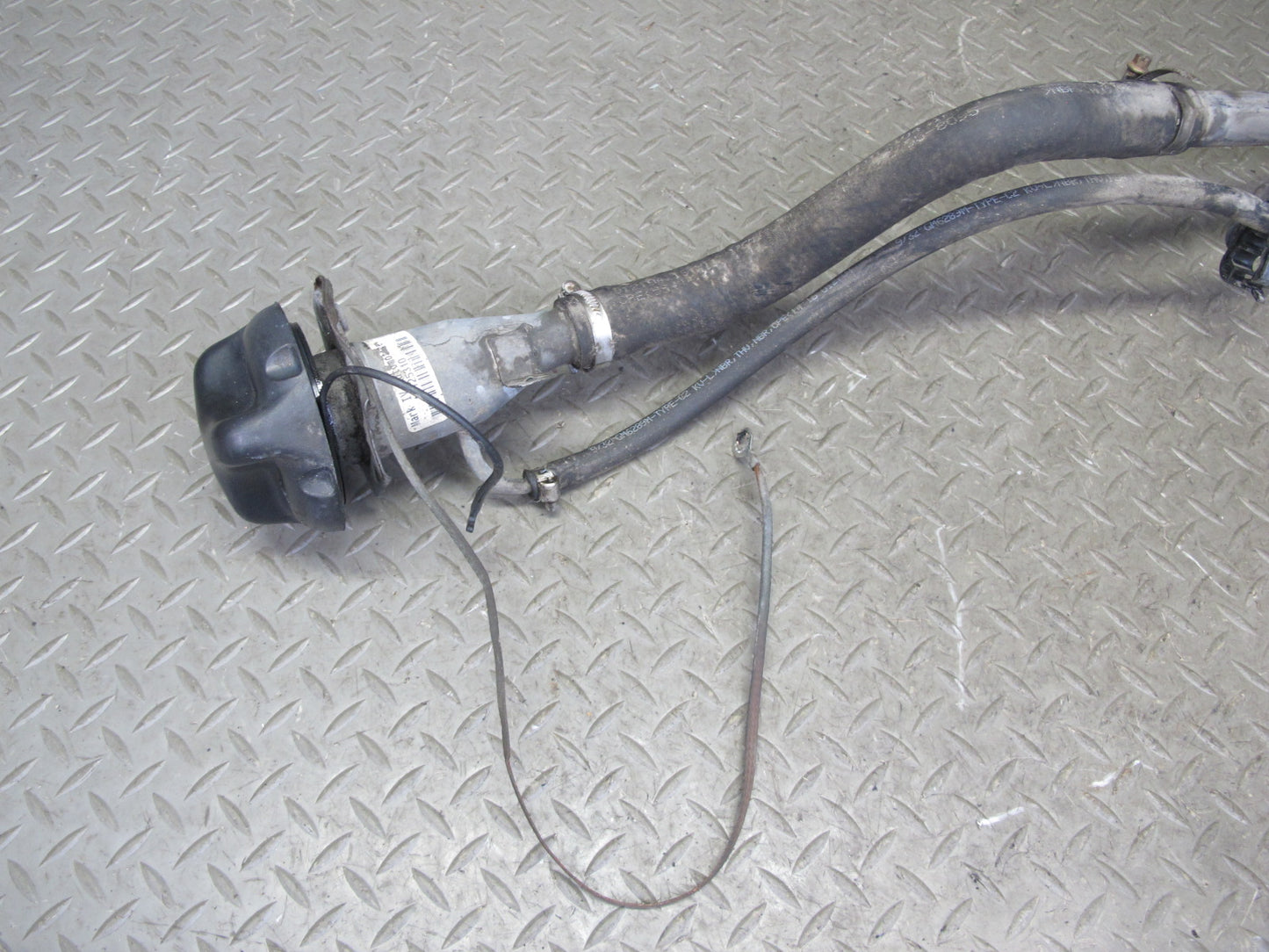 2004-2007 Hummer H2 Fuel Tank Filler Neck Pipe Line W/ Cap 15125310