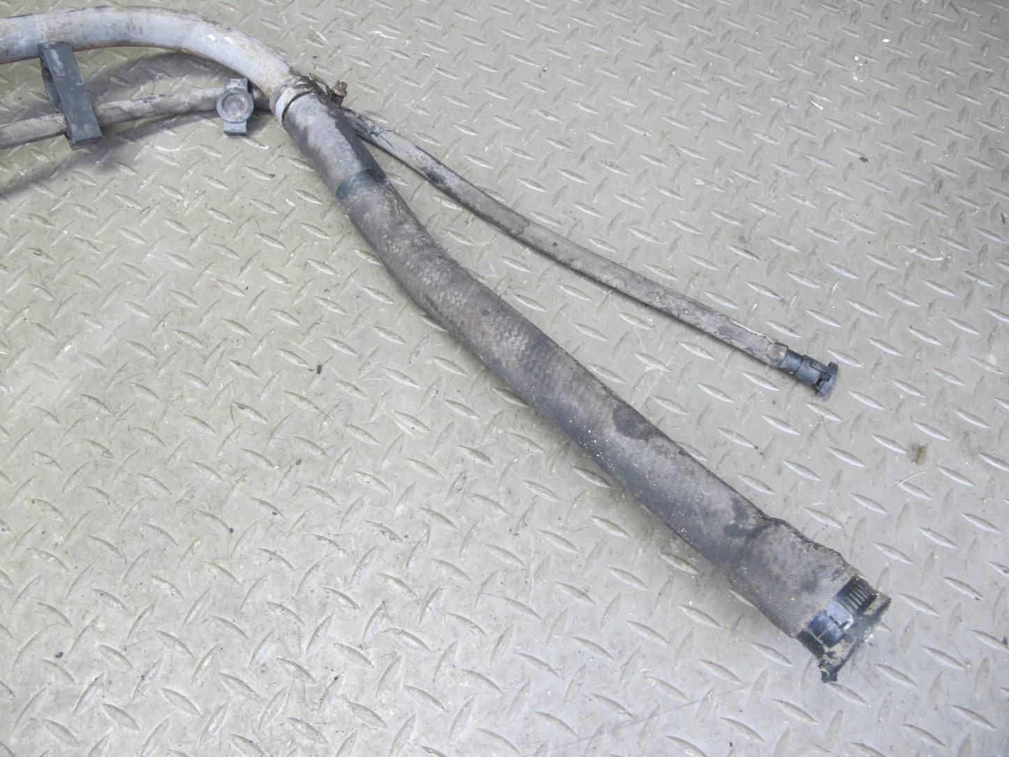 2004-2007 Hummer H2 Fuel Tank Filler Neck Pipe Line W/ Cap 15125310