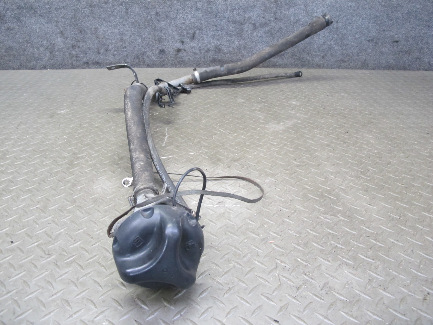 2004-2007 Hummer H2 Fuel Tank Filler Neck Pipe Line W/ Cap 15125310