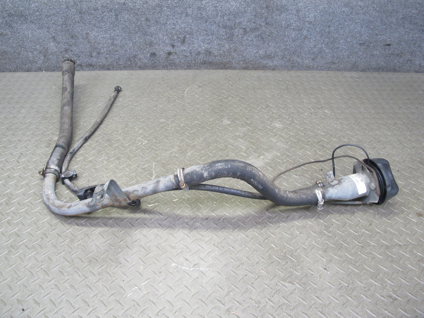 2004-2007 Hummer H2 Fuel Tank Filler Neck Pipe Line W/ Cap 15125310