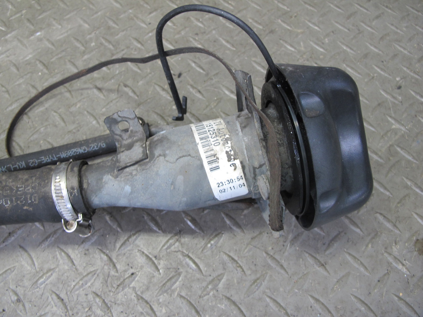 2004-2007 Hummer H2 Fuel Tank Filler Neck Pipe Line W/ Cap 15125310