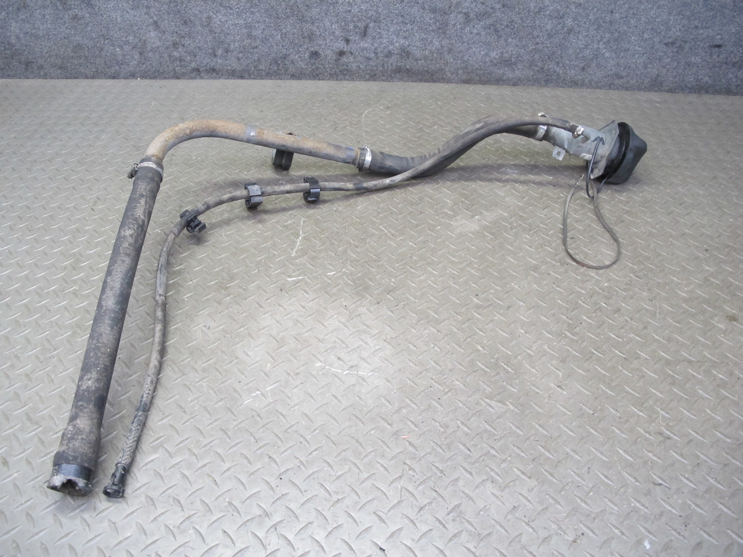 2004-2007 Hummer H2 Fuel Tank Filler Neck Pipe Line W/ Cap 15125310