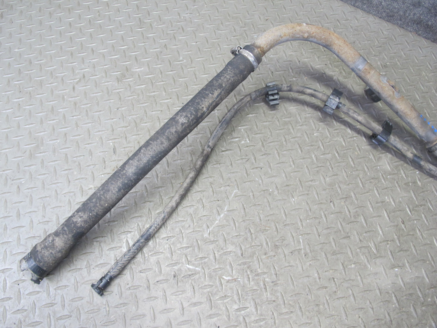 2004-2007 Hummer H2 Fuel Tank Filler Neck Pipe Line W/ Cap 15125310