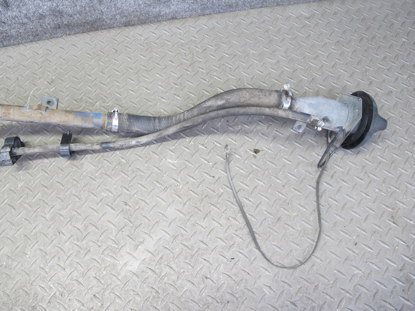 2004-2007 Hummer H2 Fuel Tank Filler Neck Pipe Line W/ Cap 15125310