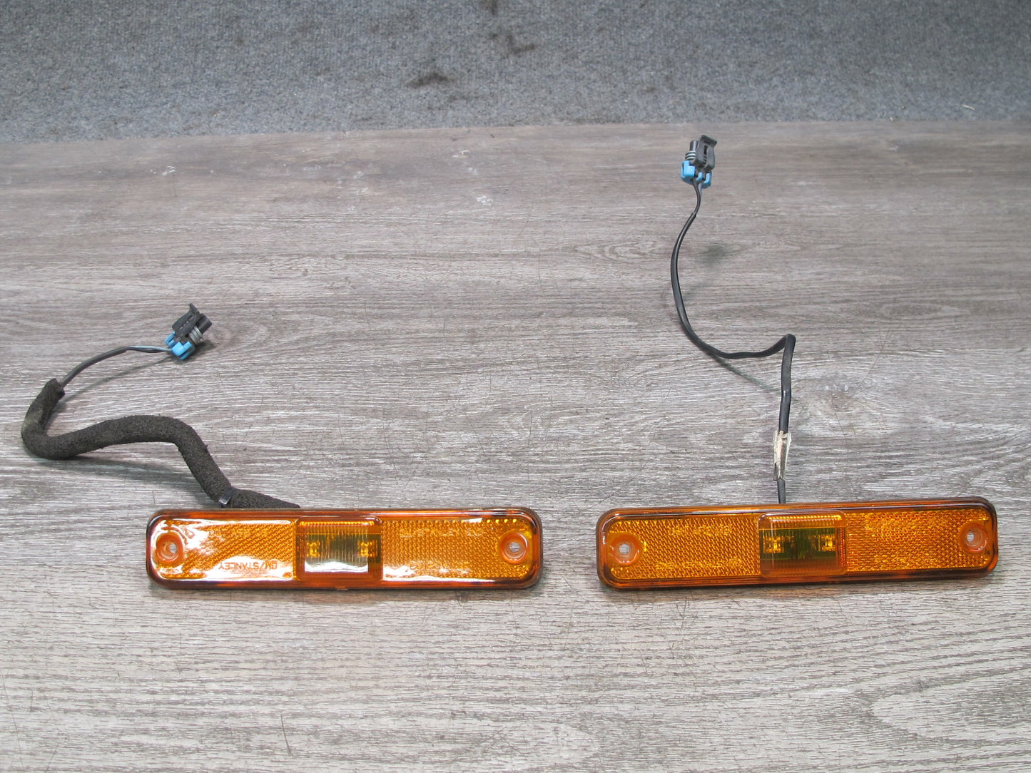2008-2009 Hummer H2 Front Left & Right Side Marker Light Lamp Set of 2