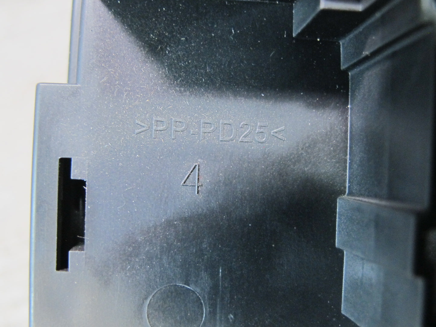 2008-2009 Hummer H2 Under Dash Cabin Junction Fuse Box 15780696