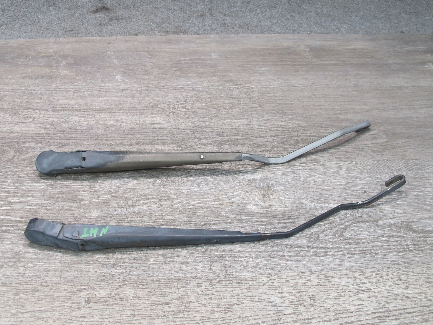 2008-2009 Hummer H2 Front Left & Right Wiper Arm Set of 2