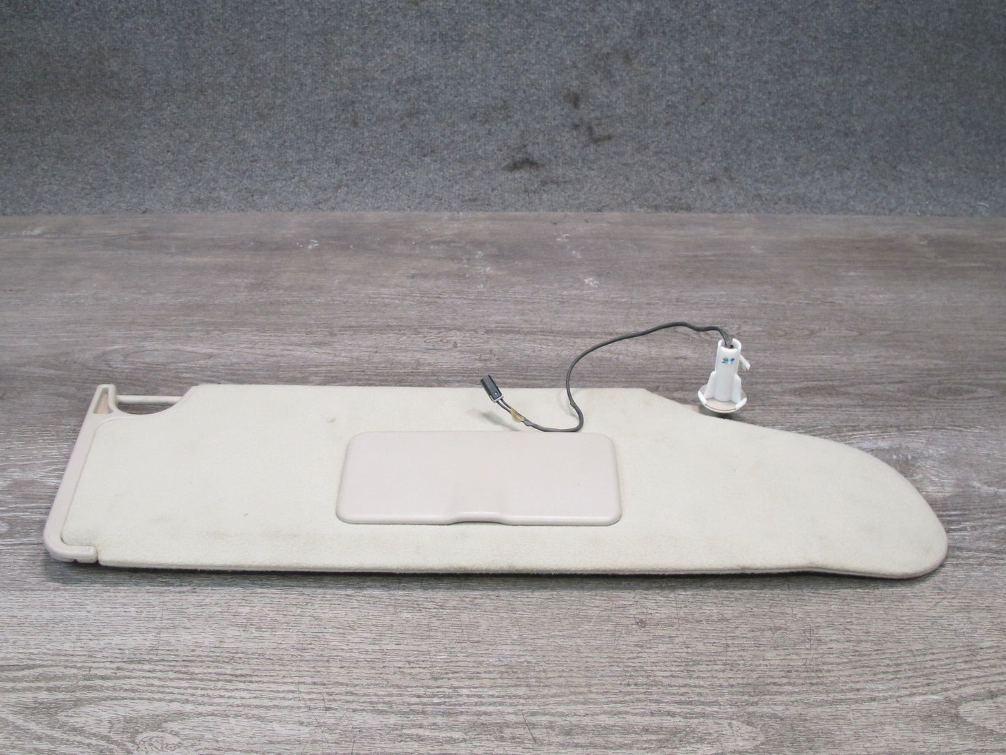 2003-2007 Hummer H2 Front Right Pass Side Sun Visor Shade W/ Mirror