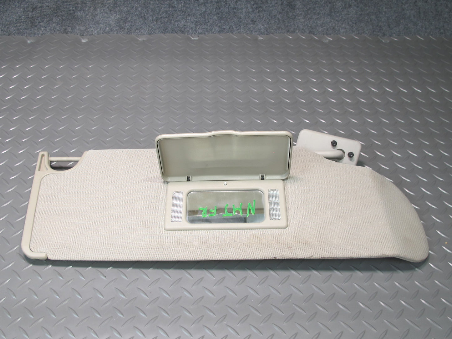 2008-2009 Hummer H2 Set of 2 Front Left & Right Sun Visor Beige