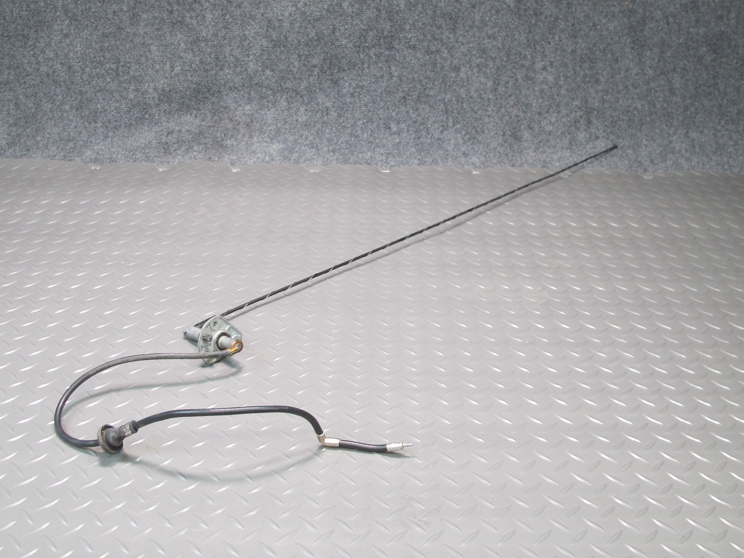 2008-2009 Hummer H2 Front Right Fender Radio Antenna Assembly
