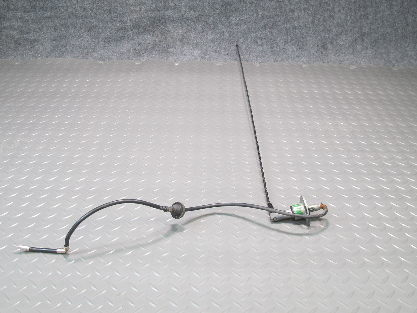 2008-2009 Hummer H2 Front Right Fender Radio Antenna Assembly