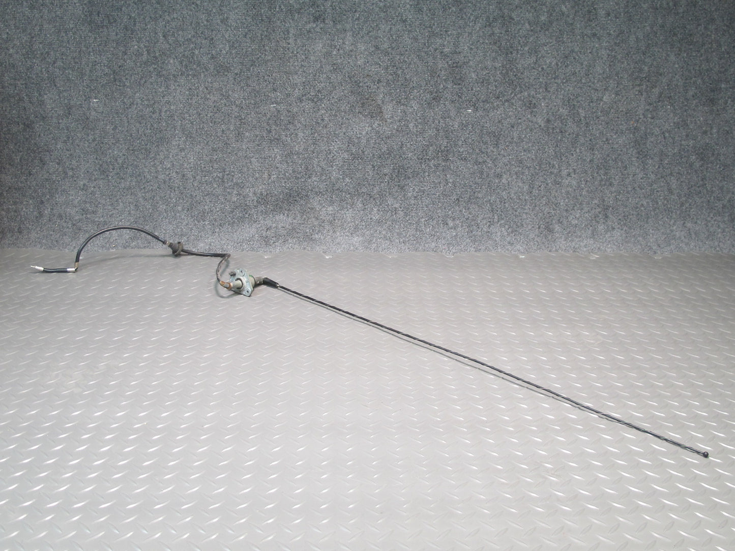 2008-2009 Hummer H2 Front Right Fender Radio Antenna Assembly