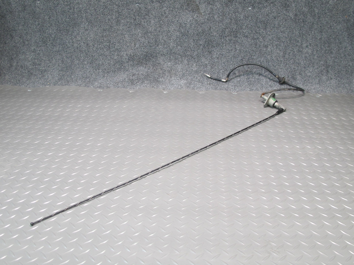 2008-2009 Hummer H2 Front Right Fender Radio Antenna Assembly